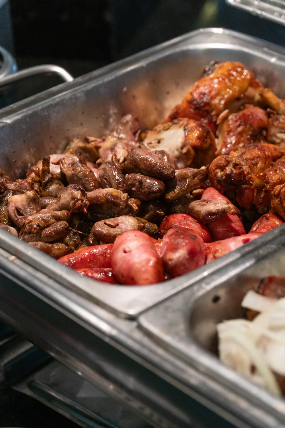Coração de frango e linguiça no buffet · clássicos do gaúcho