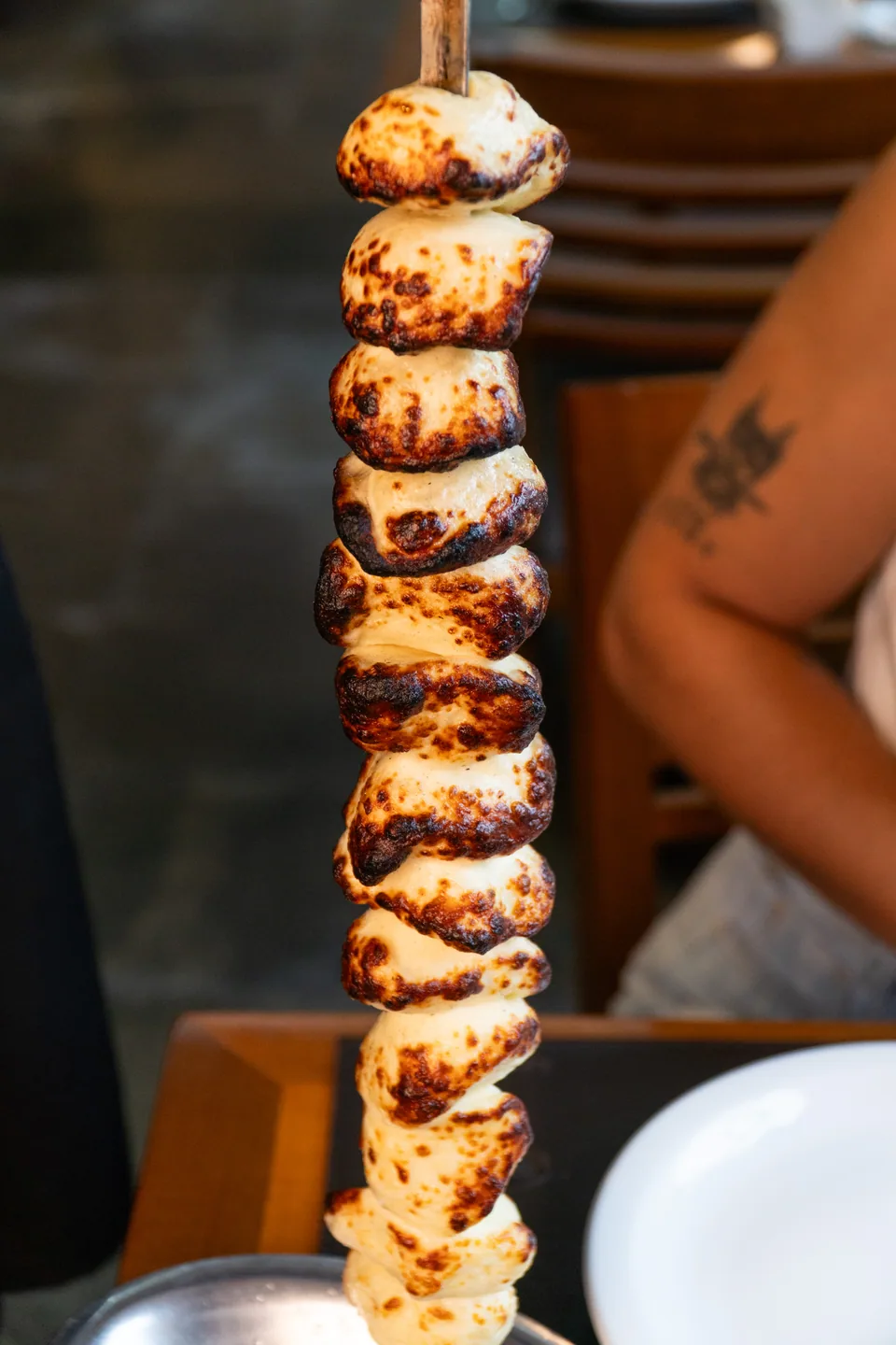 Queijo coalho no espeto sobre a brasa · clássico do rodízio