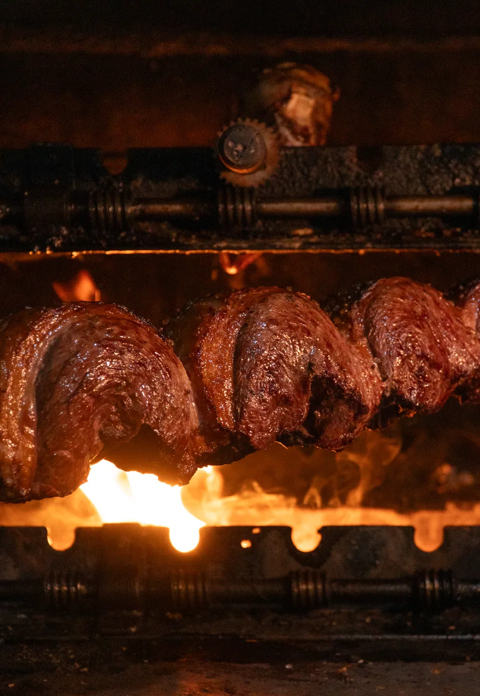 Picanha na brasa ardendo · ponto exato do churrasqueiro da Laço de Ouro
