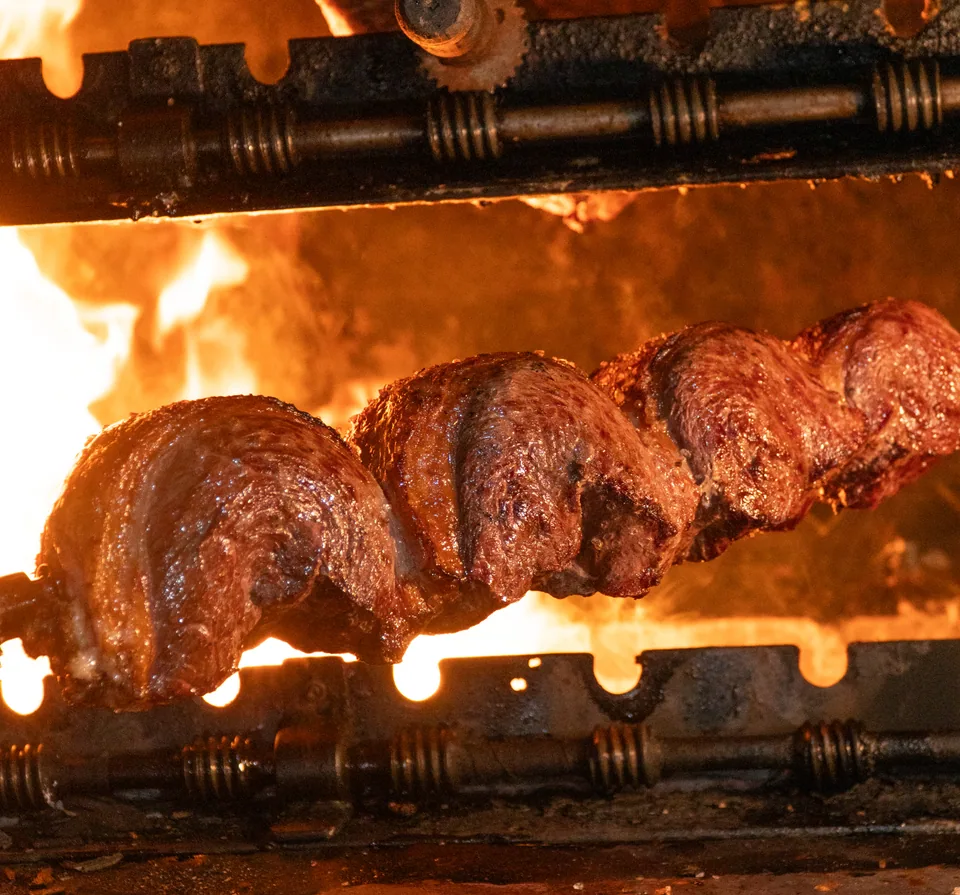 Picanhas no espeto sobre a brasa · churrasco do rodízio Laço de Ouro